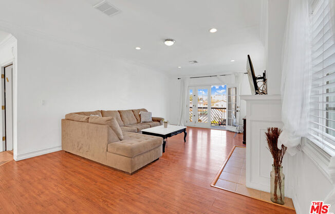 1133 S SWALL DR