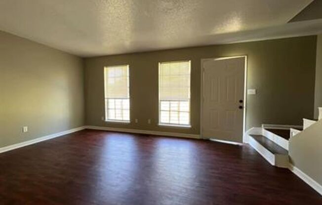 Charming Duplex for Rent- Spacious and Convenient Living!