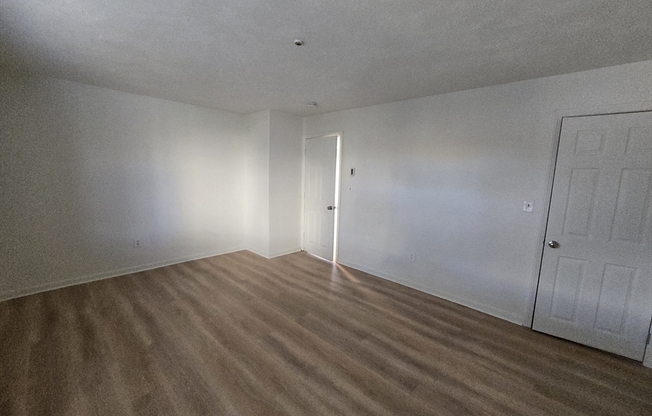 2 beds, 1 bath, 1,100 sqft, $2,300, Unit 31