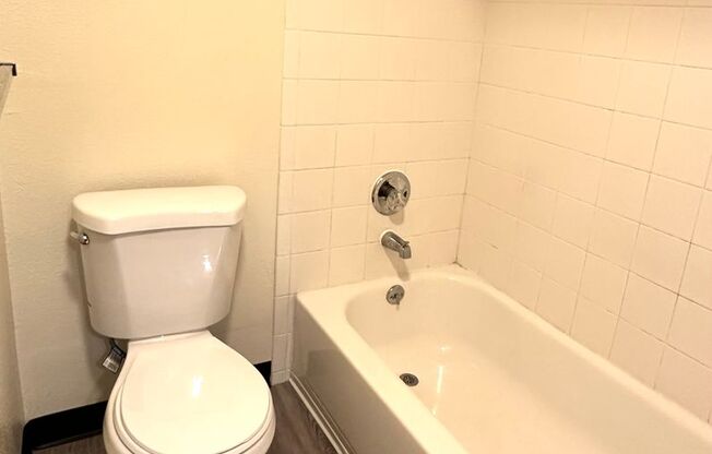2 beds, 1 bath, 920 sqft, $1,500, Unit 7619-04