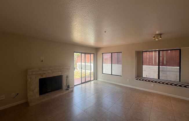Beautiful 4B/2.5BA House in Vista w/ Attached Garage & AC!