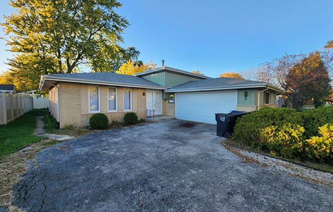 Welcome to the heart of South Holland’s Central District, where quiet charm meets everyday convenience.