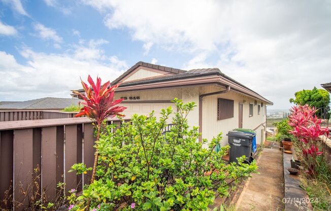 5BD 3BA 2CAR GARAGE House in AIEA