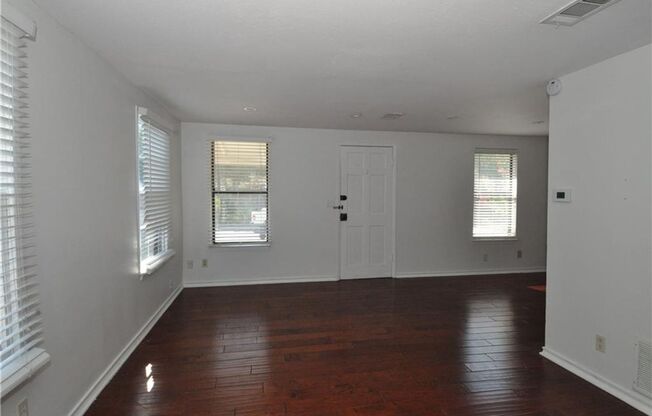 Fantastic Floorplan & Walking Distance To Restaurants and Stores