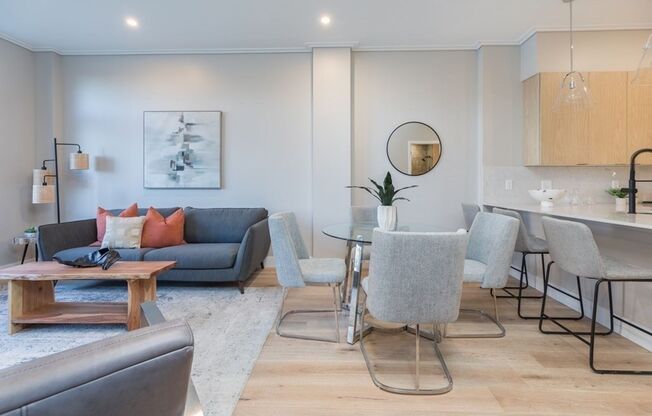 1 bedroom den for 9/1 with garage parking!