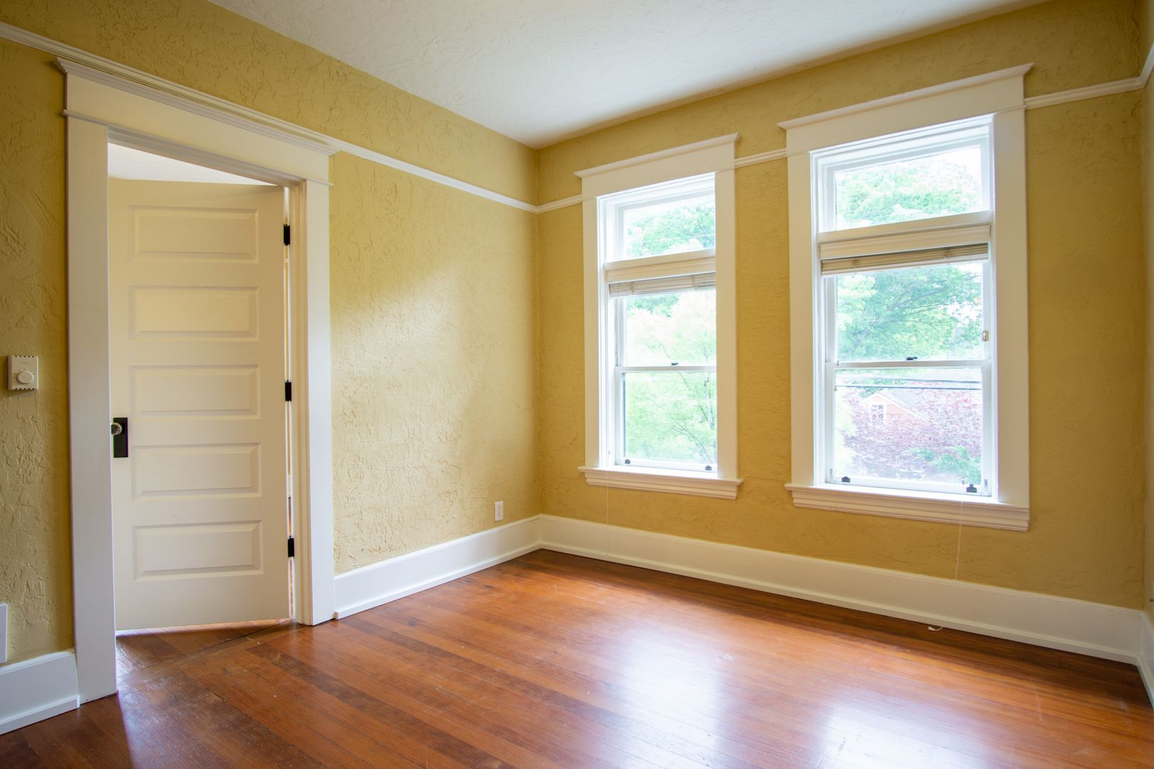 Top Floor Corner 2 Bed with Dining Nook, Exposed Brick & DW!