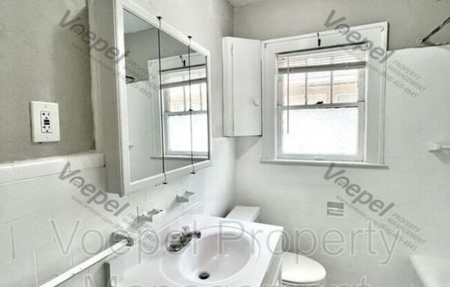 2 beds, 1 bath, 1,300 sqft, $1,200, Unit 5303 Charlotte St. Unit 2