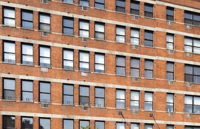 525 W 22 ST