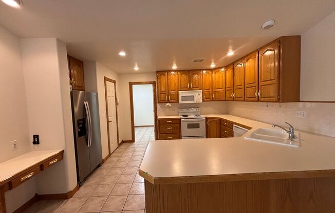 Beautiful 2 Bedroom 2 Bathroom Storage Galore!