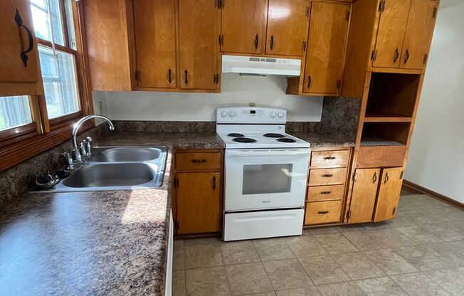 2 beds, 1 bath, 903 sqft, $1,290, Unit E-6