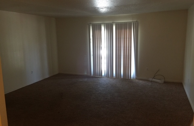 2 beds, 1 bath, 734 sqft, $825, Unit 36