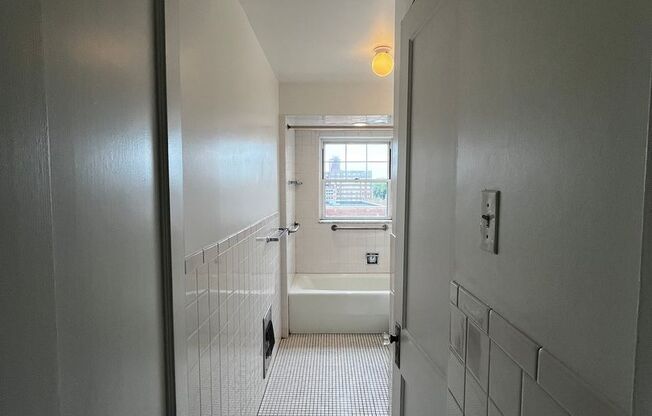 2 beds, 2 baths, 1,772 sqft, $2,200, Unit Old King Edward 61