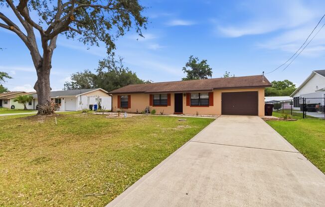 Charming 2/2 Spacious Home with/ 1 Car Garage in St. Cloud Close to the Lakefront Park