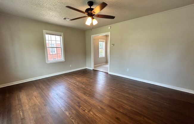 Cute and Freshly Renovated 3 bed/1 bath in MWC