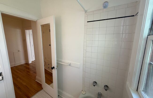 Studio, 1 bath, 320 sqft, $1,149, Unit 05
