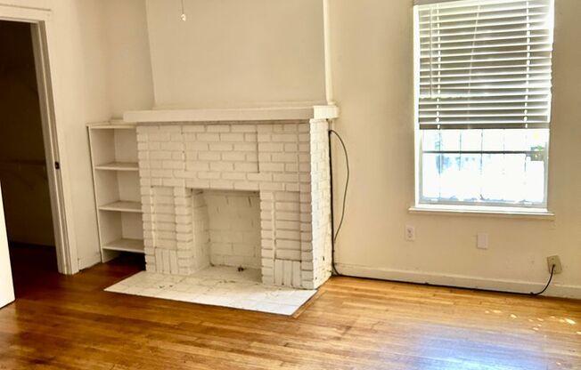 2 beds, 1 bath, $825, Unit 160 Robinson Place