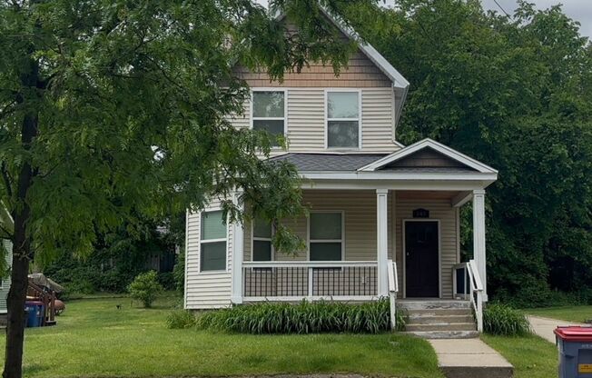 4 Bedroom, 2 Bath Home near Uptown GR! Available July 2025- Includes Washer and Dryer!