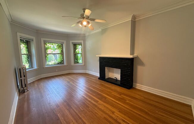 Beautiful Vintage Apartments Near NorthShore Evanston Hospital