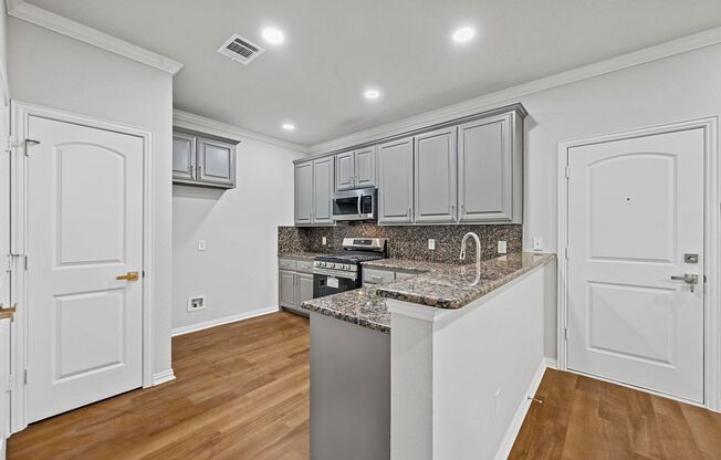 Gorgeous 4 Bedroom House With Two Primary Bedrooms!