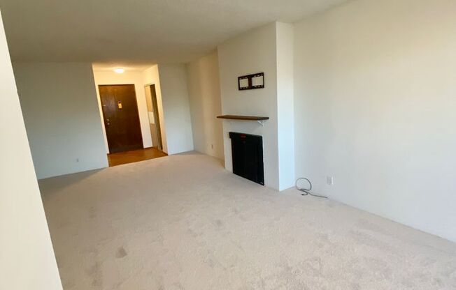 Beautiful 1 Bedroom Condo With An Amazing View In Gated Community