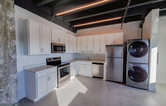 Studio, 1 bath, 527 sqft, $1,015, Unit A403