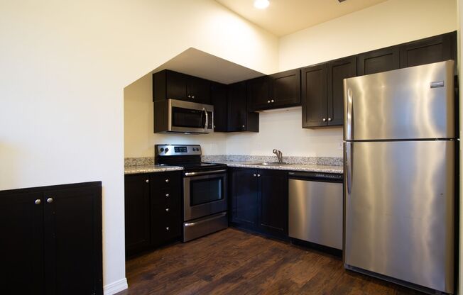 Top-Floor Flat with Fireplace and Balcony!