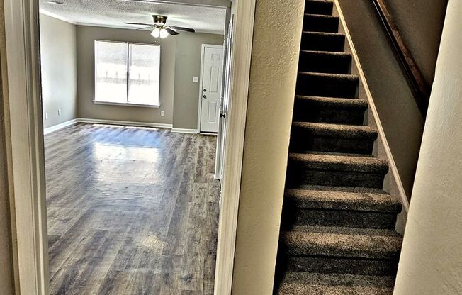 2 beds, 1.5 baths, 1,250 sqft, $975, Unit 2420 #1