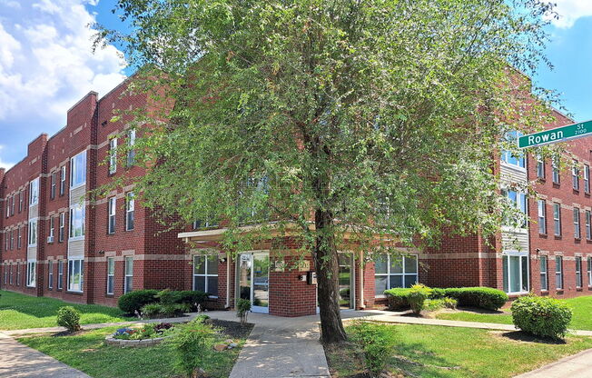 2132 ROWAN ST