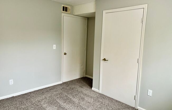 2 beds, 1 bath, 950 sqft, $850, Unit 12