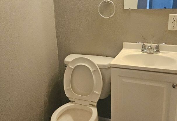 2 beds, 1 bath, 750 sqft, $1,070, Unit B10 1011 09