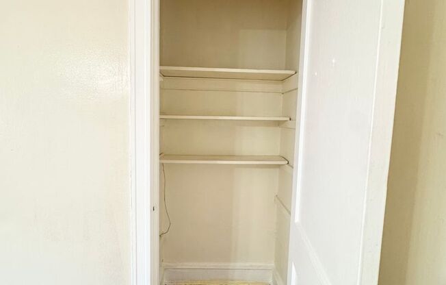 1 bed, 1 bath, $1,095, Unit E5