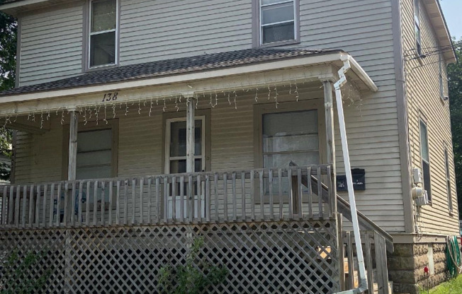 138 E STOCKBRIDGE AVE