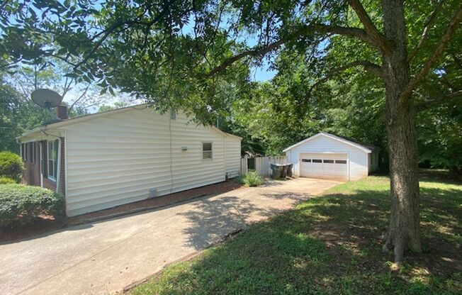 1/2 MO OFF SPECIAL 3 BED, 2 BATH -GARAGE-FENCE -5 MIN TO DOWTOWN CONCORD