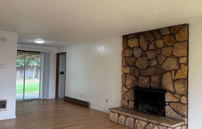 Great location in Milwaukie, OR! 3 bedroom 1 bath home with a large yard!