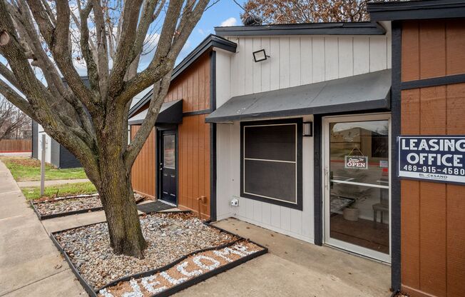 2 beds, 1 bath, 743 sqft, $1,175, Unit 25