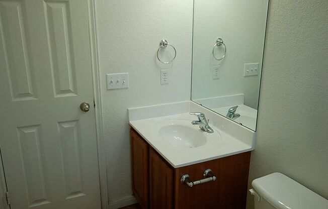 2 beds, 1 bath, 840 sqft, $2,200, Unit B