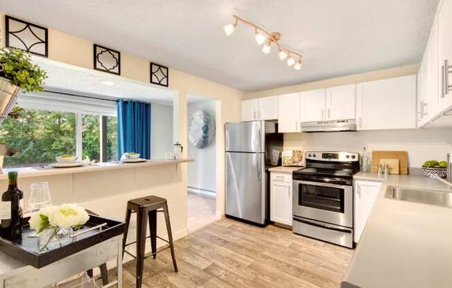 Sumner Apartments - The Retreat Apartments - Kitchen