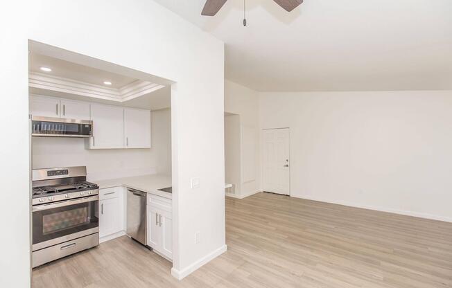 2 beds, 2 baths, 880 sqft, $3,020