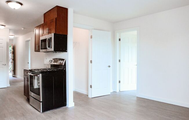 Spacious 3 Bed, 1 Bath Urban Oasis with In-Unit Washer/Dryer – Newly Remodeled with Modern Elegance for Your Perfect City Living! - Sign a Lease by Nov 20 and Get 2 weeks Free Rent!