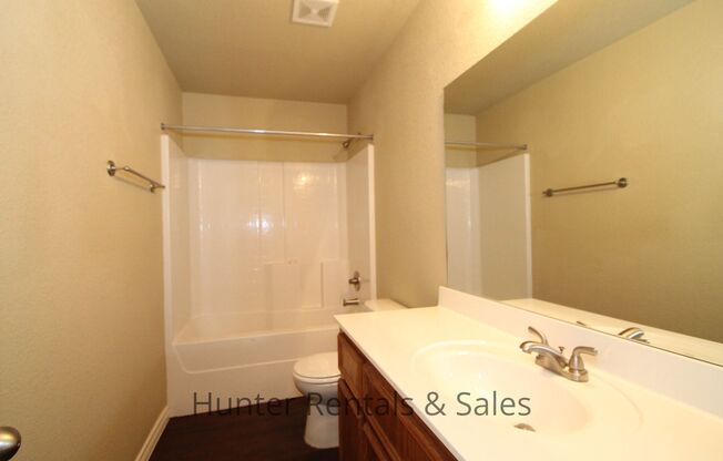 3 beds, 3 baths, $1,300, Unit Unit A