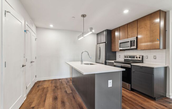 2 beds, 2 baths, 915 sqft, $2,300, Unit 416