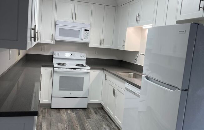 2 beds, 1 bath, 700 sqft, $2,495, Unit 75-69