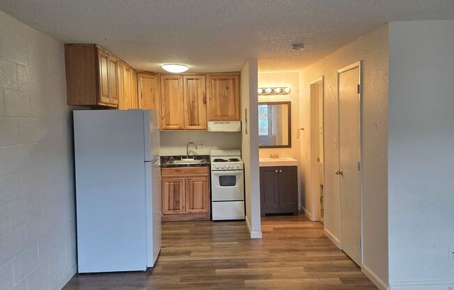 Studio, 1 bath, 375 sqft, $940, Unit 36