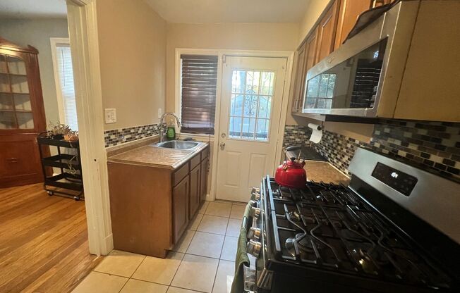 2 beds, 1 bath, $2,100