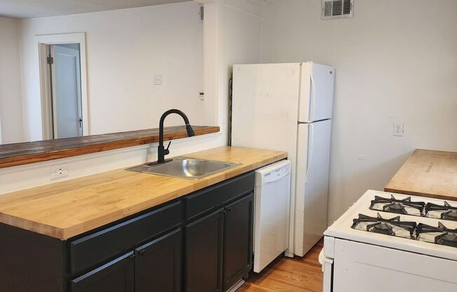 1 bed, 1 bath, 540 sqft, $700, Unit 617 NW 25th St Apt A Downstairs