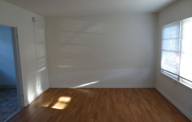 (AR/JI/YO:C) 10812-32 1/2 White Street