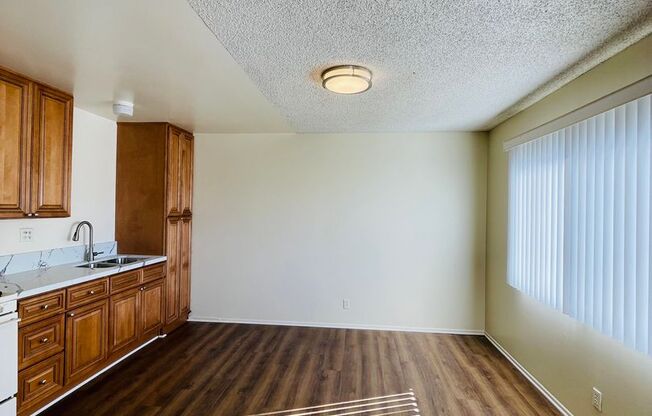 2 beds, 1 bath, $2,395, Unit 06