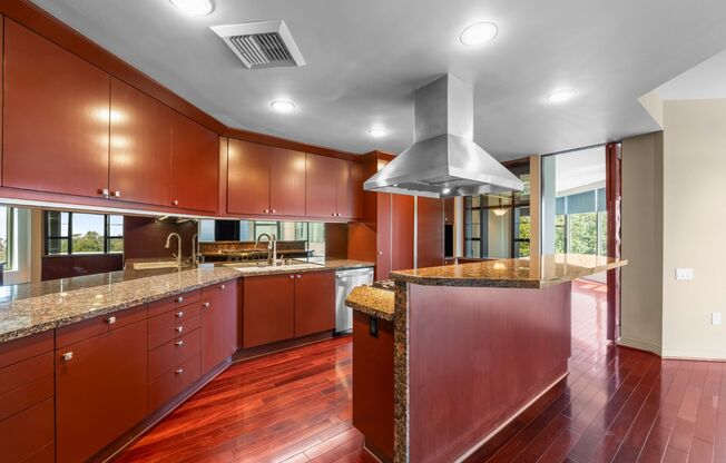 Gorgeous Park Laurel condominium