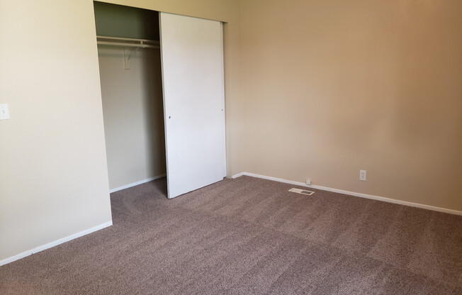 2 beds, 1 bath, 986 sqft, $1,200, Unit 04