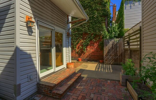 Modern 2-Bedroom, 3-Bath Home with Elegant Finishes in the Heart of Pittsburgh